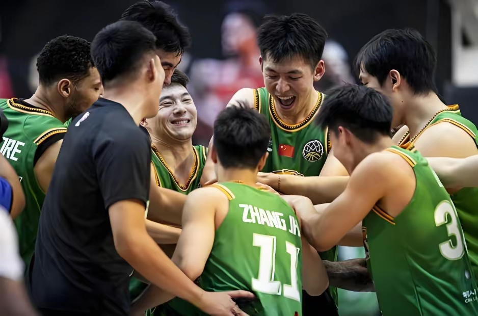 开云体育官方网站-篮球选手团队配合稳健，备战信心倍增